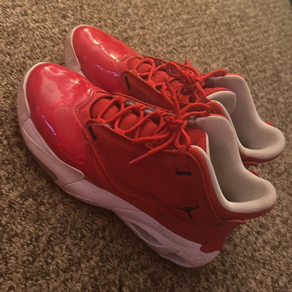 Jordan Max aura 4 university red